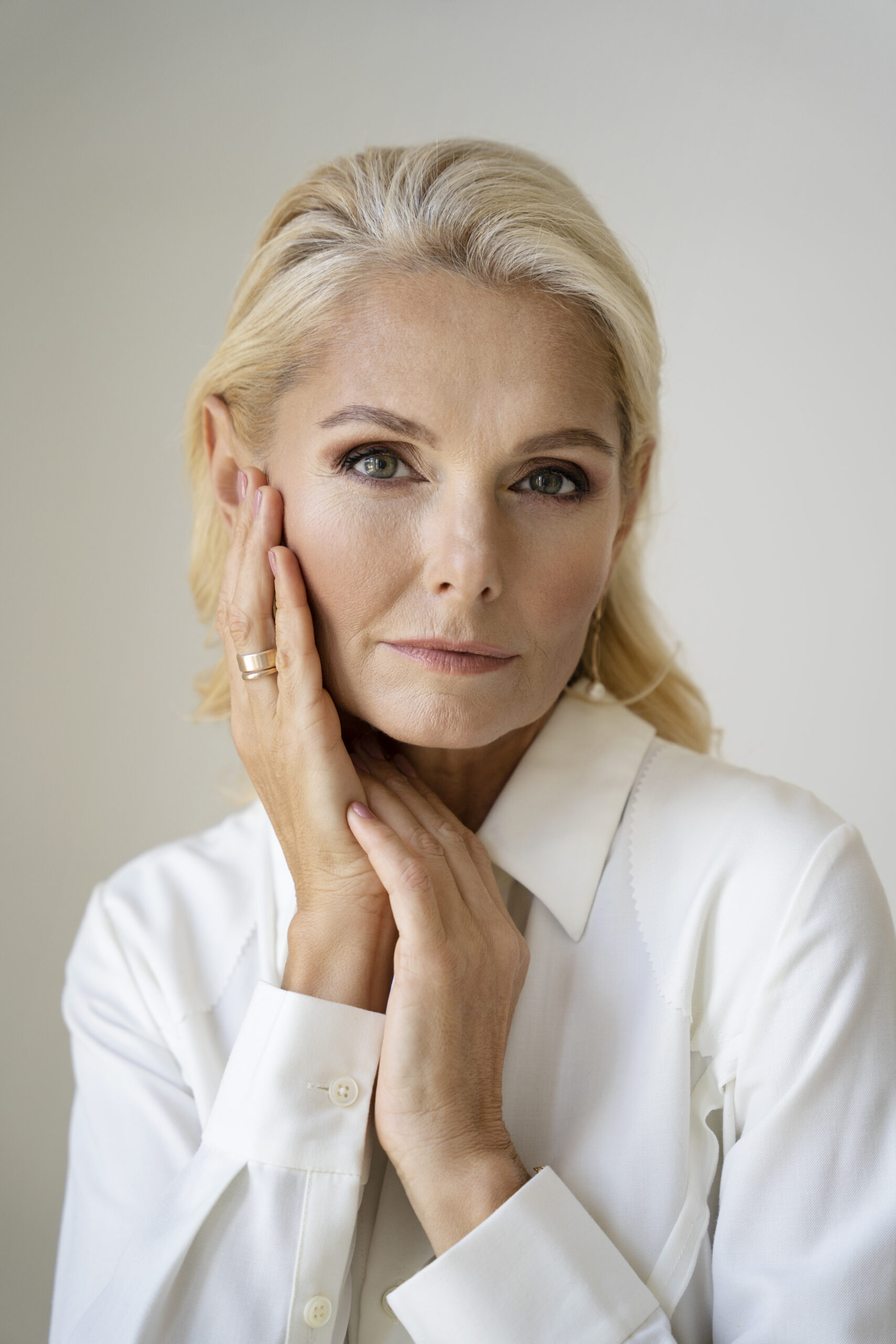 portrait-middle-aged-blonde-rich-woman